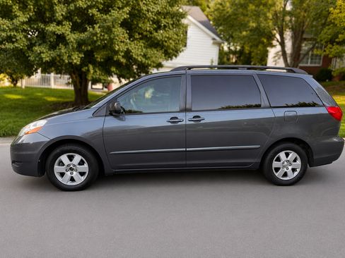 Used 2009 Toyota Sienna LE FWD image 4