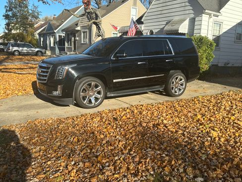 Used 2017 Cadillac Escalade Luxury image 5