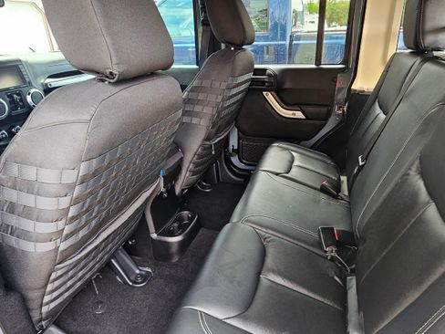 Used 2014 Jeep Wrangler Unlimited Rubicon w/ Connectivity Group AWD/4WD image 15