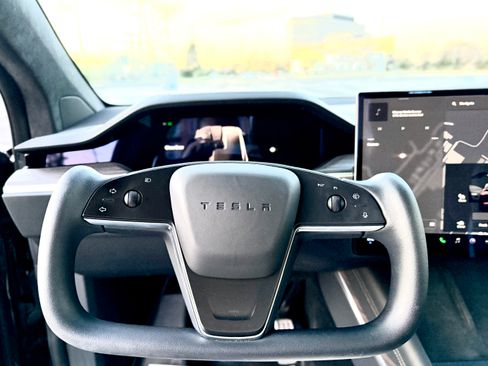 Used 2023 Tesla Model X image 16