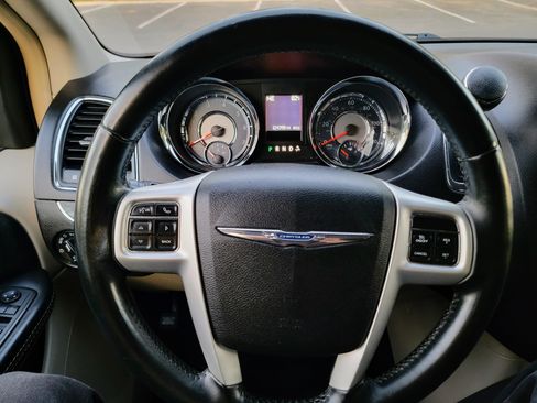 Used 2015 Chrysler Town & Country Touring image 12