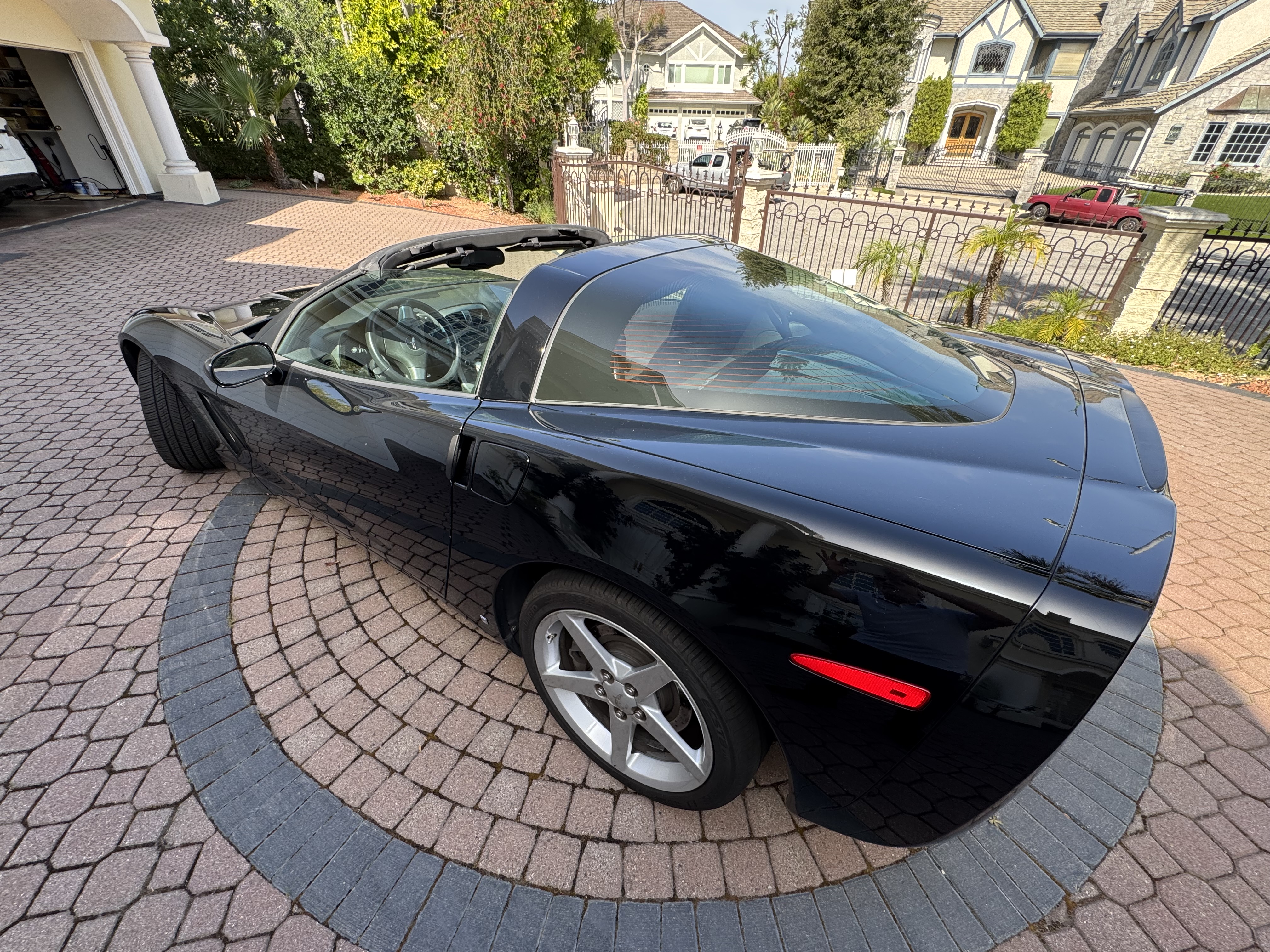 Used 2007 Chevrolet Corvette Coupe w/ Performance Package RWD image 4