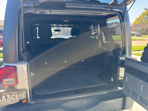 Used 2015 Jeep Wrangler Unlimited Rubicon w/ Connectivity Group image 5