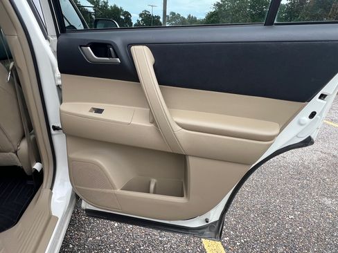 Used 2012 Toyota Highlander FWD w/ Tech Pkg image 23