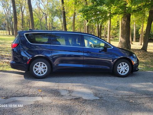 Used 2018 Chrysler Pacifica Touring w/ Security Group image 4