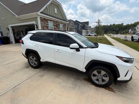 Used 2022 Toyota RAV4 XLE w/ Convenience Package AWD/4WD image 2