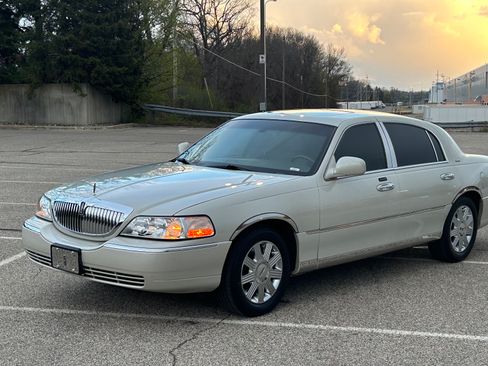 Used 2004 Lincoln Town Car Ultimate image 1