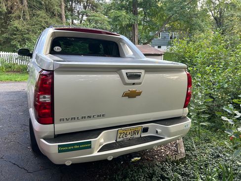 Used 2013 Chevrolet Avalanche LTZ AWD/4WD image 5