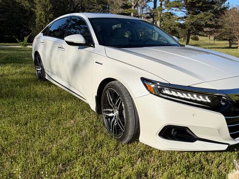 Used 2022 Honda Accord Touring image 2