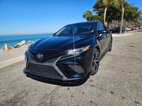 Used 2020 Toyota Camry SE image 1