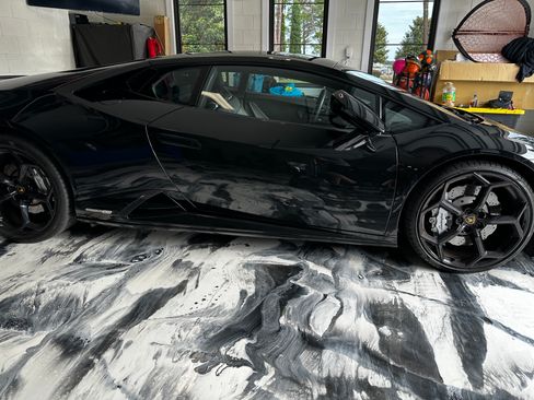 Used 2021 Lamborghini Huracan EVO image 11