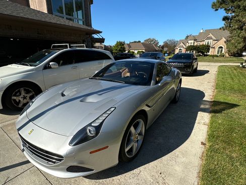 Used 2015 Ferrari California T RWD image 11