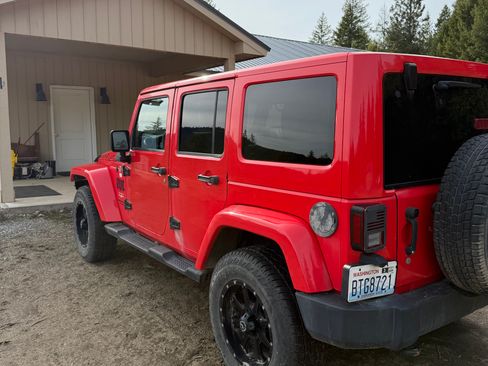 Used 2013 Jeep Wrangler Unlimited Sahara w/ Connectivity Group image 4