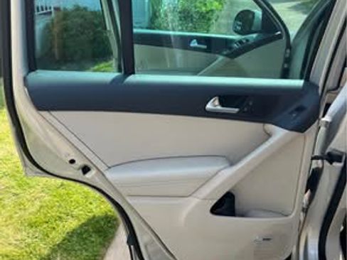 Used 2010 Volkswagen Tiguan SE image 16