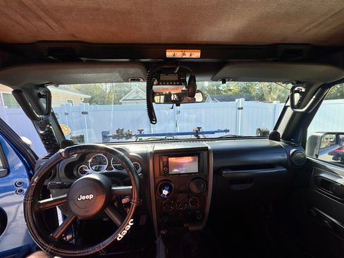 Used 2010 Jeep Wrangler Unlimited Sport image 9
