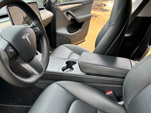 Used 2022 Tesla Model Y Long Range image 8