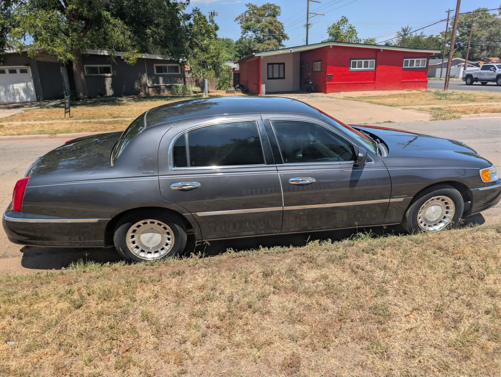 Used 2000 Lincoln Town Car Executive RWD image 4