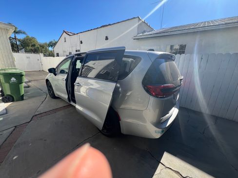 Used 2024 Chrysler Pacifica Limited image 13