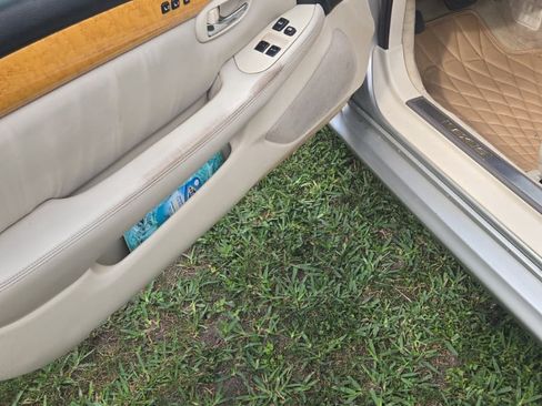 Used 2002 Lexus SC 430 Convertible image 2