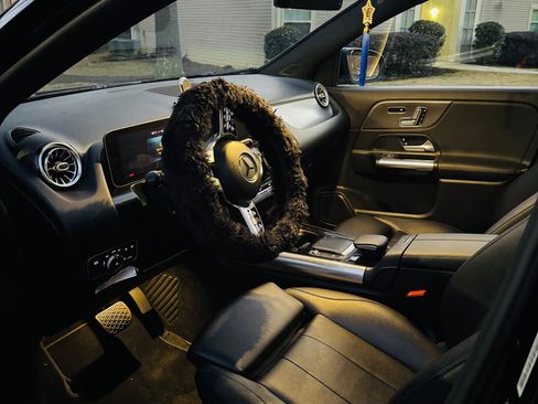 Used 2021 Mercedes-Benz GLA 250 250 4MATIC Sport Utility 4D image 4