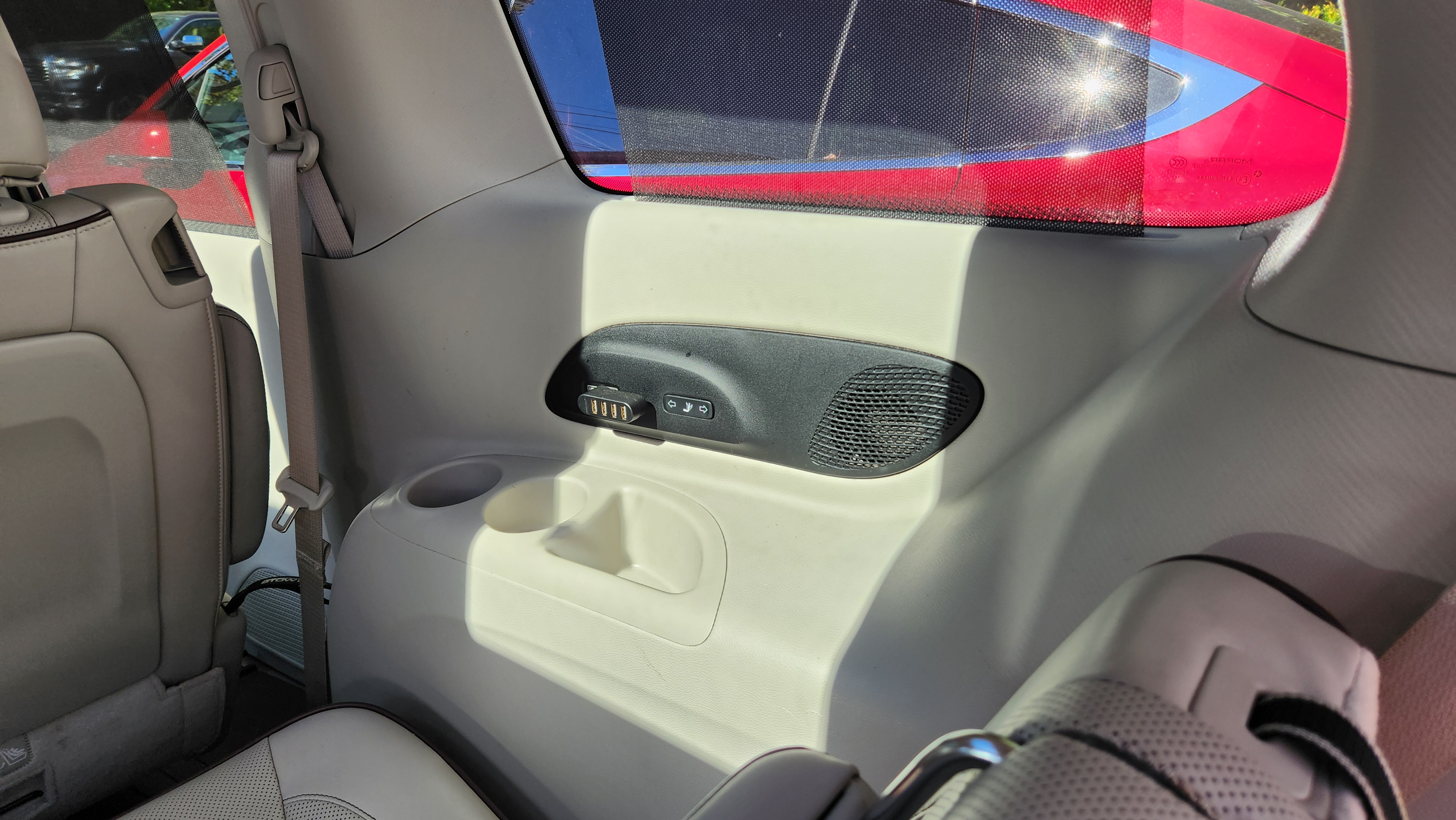 Used 2017 Chrysler Pacifica Limited w/ UConnect Theater Package FWD image 25
