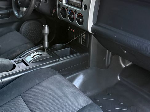 Used 2007 Toyota FJ Cruiser Sport Utility 2D image 8