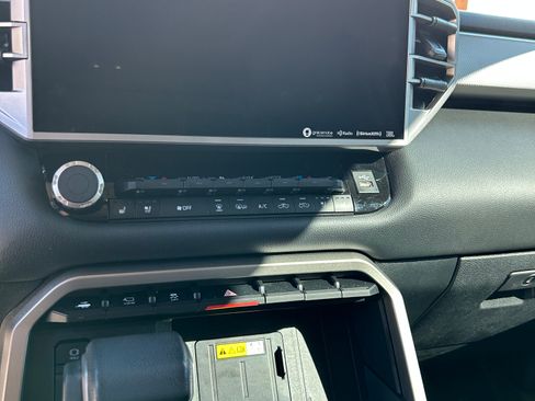 Used 2023 Toyota Tundra Limited image 9