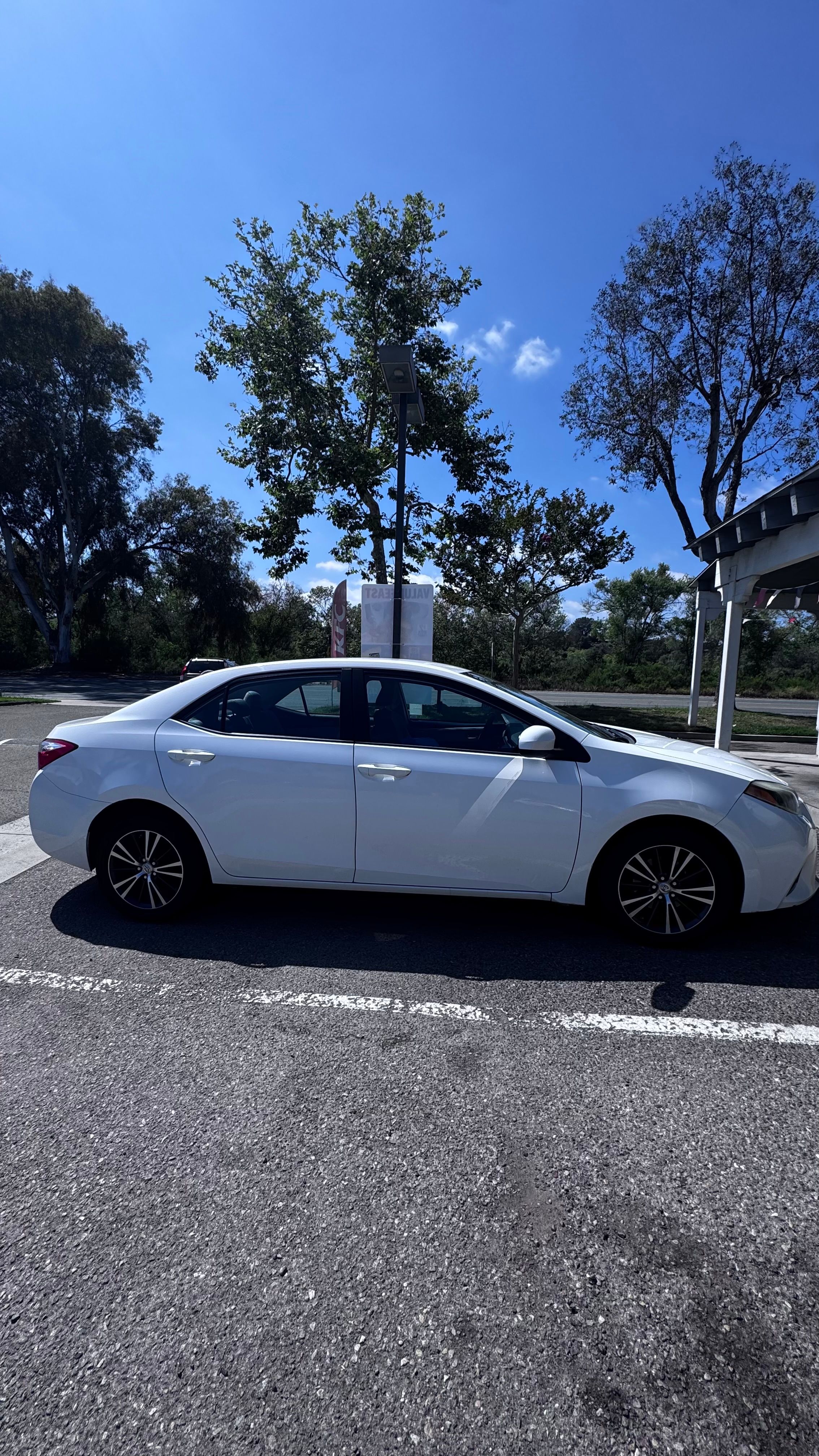 Used 2016 Toyota Corolla LE FWD image 2