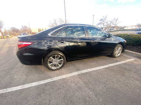 Used 2017 Toyota Camry SE image 2