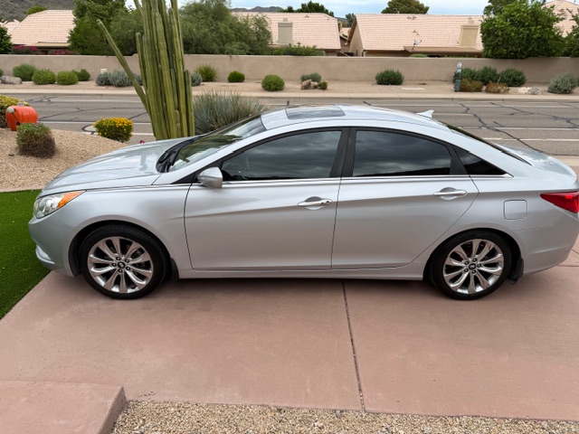 Used 2011 Hyundai Sonata SE w/ Navigation & Sunroof Pkg 4 FWD image 1
