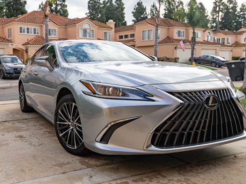 Used 2023 Lexus ES 300h w/ Premium Package image 5