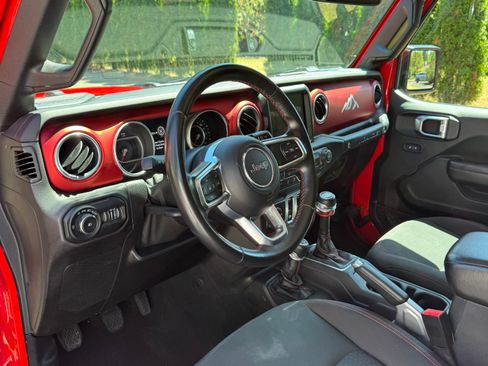 Used 2018 Jeep Wrangler Rubicon AWD/4WD image 6