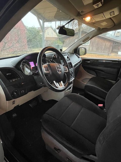 Used 2013 Dodge Grand Caravan SXT w/ Rear Park Assist Pkg FWD image 6