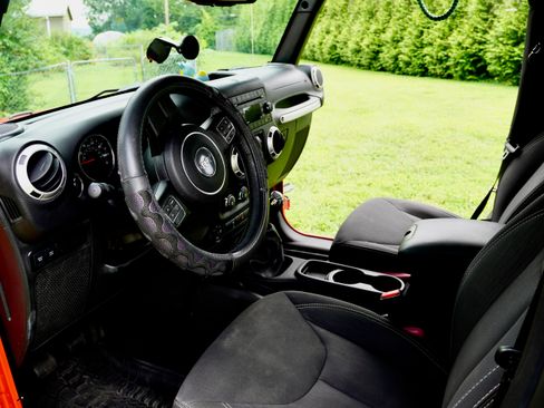 Used 2016 Jeep Wrangler Rubicon w/ Power Convenience Group AWD/4WD image 14