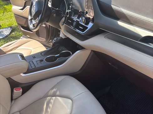 Used 2021 Toyota Highlander XLE image 13