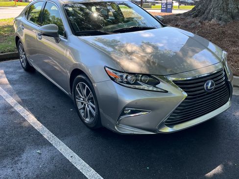 Used 2017 Lexus ES 300h w/ Luxury Package FWD image 2