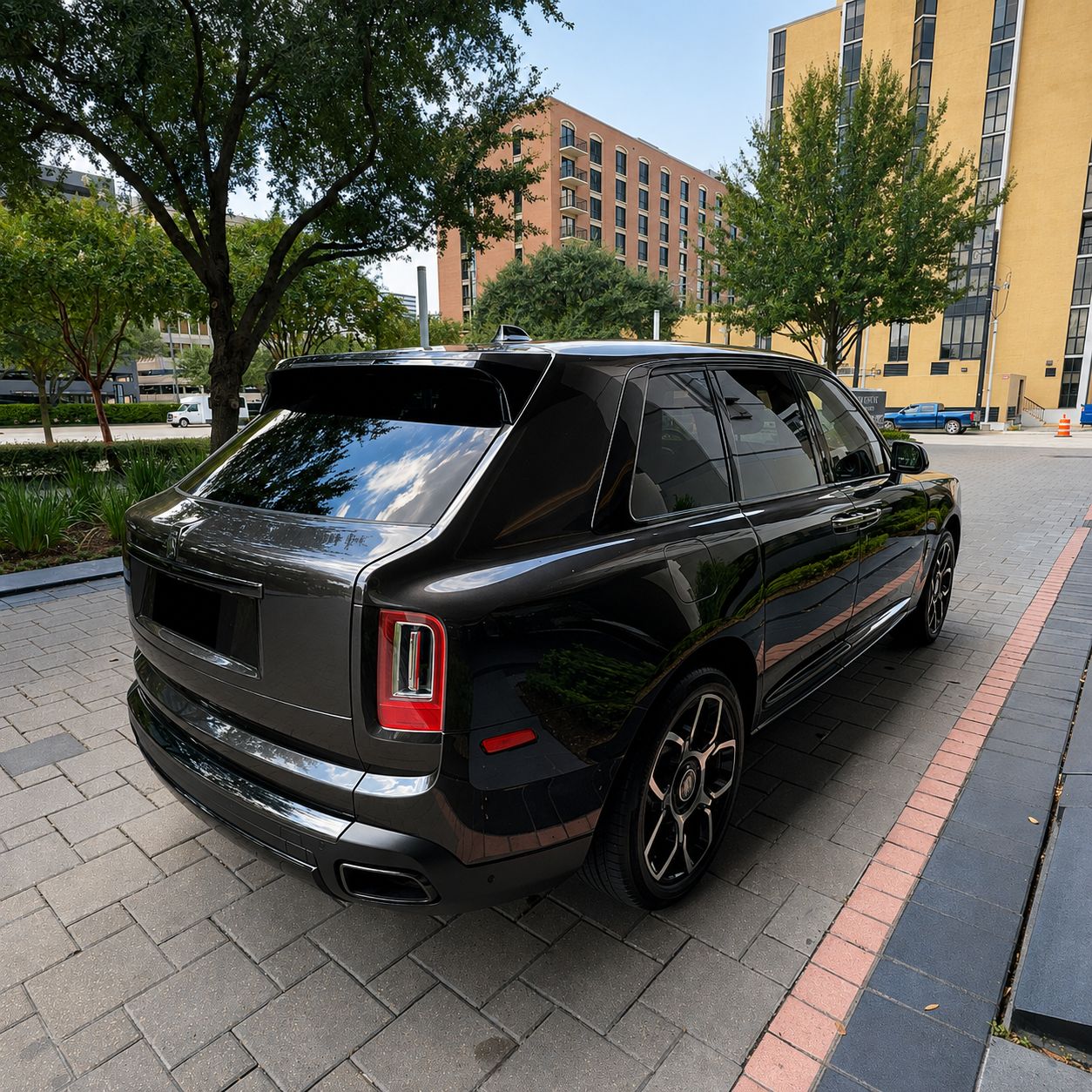 Used 2021 Rolls-Royce Cullinan Black Badge AWD/4WD image 12