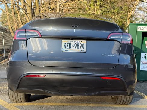 Used 2022 Tesla Model Y Long Range image 8