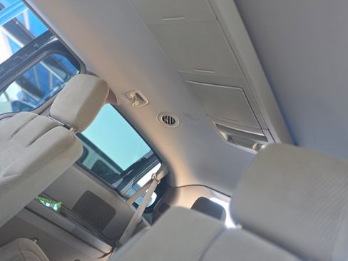 Used 2016 Chrysler Town & Country Touring image 11