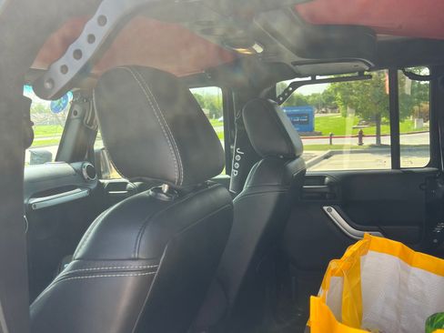 Used 2015 Jeep Wrangler Unlimited Rubicon w/ Connectivity Group image 8