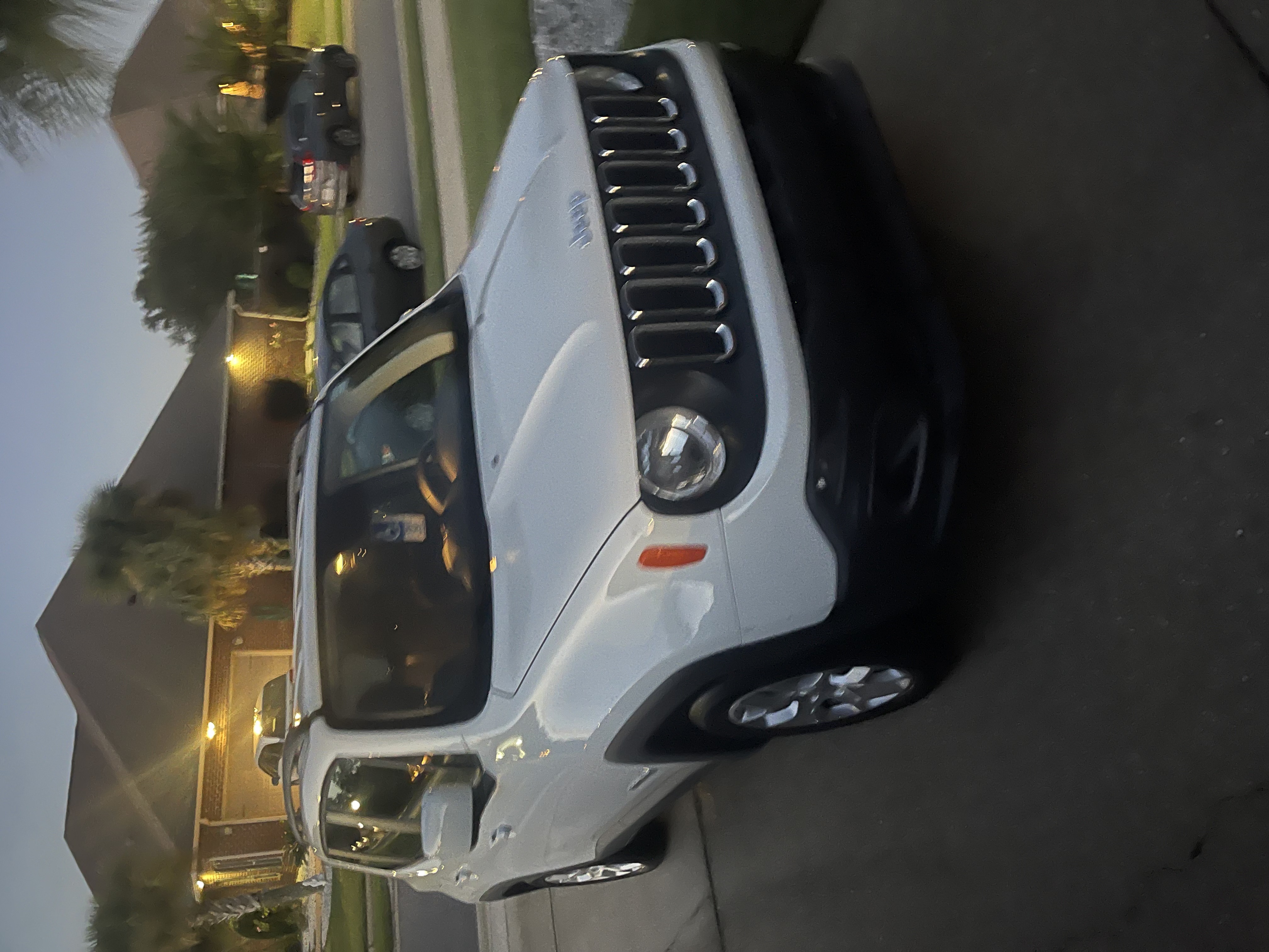 Used 2018 Jeep Renegade Latitude FWD image 8