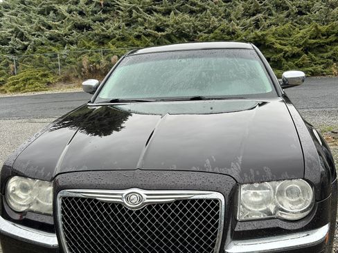 Used 2010 Chrysler 300 C w/ Luxury Group II image 4