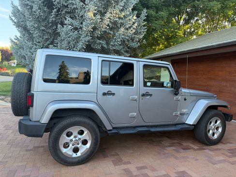 Used 2014 Jeep Wrangler Unlimited Sahara w/ Connectivity Group AWD/4WD image 6