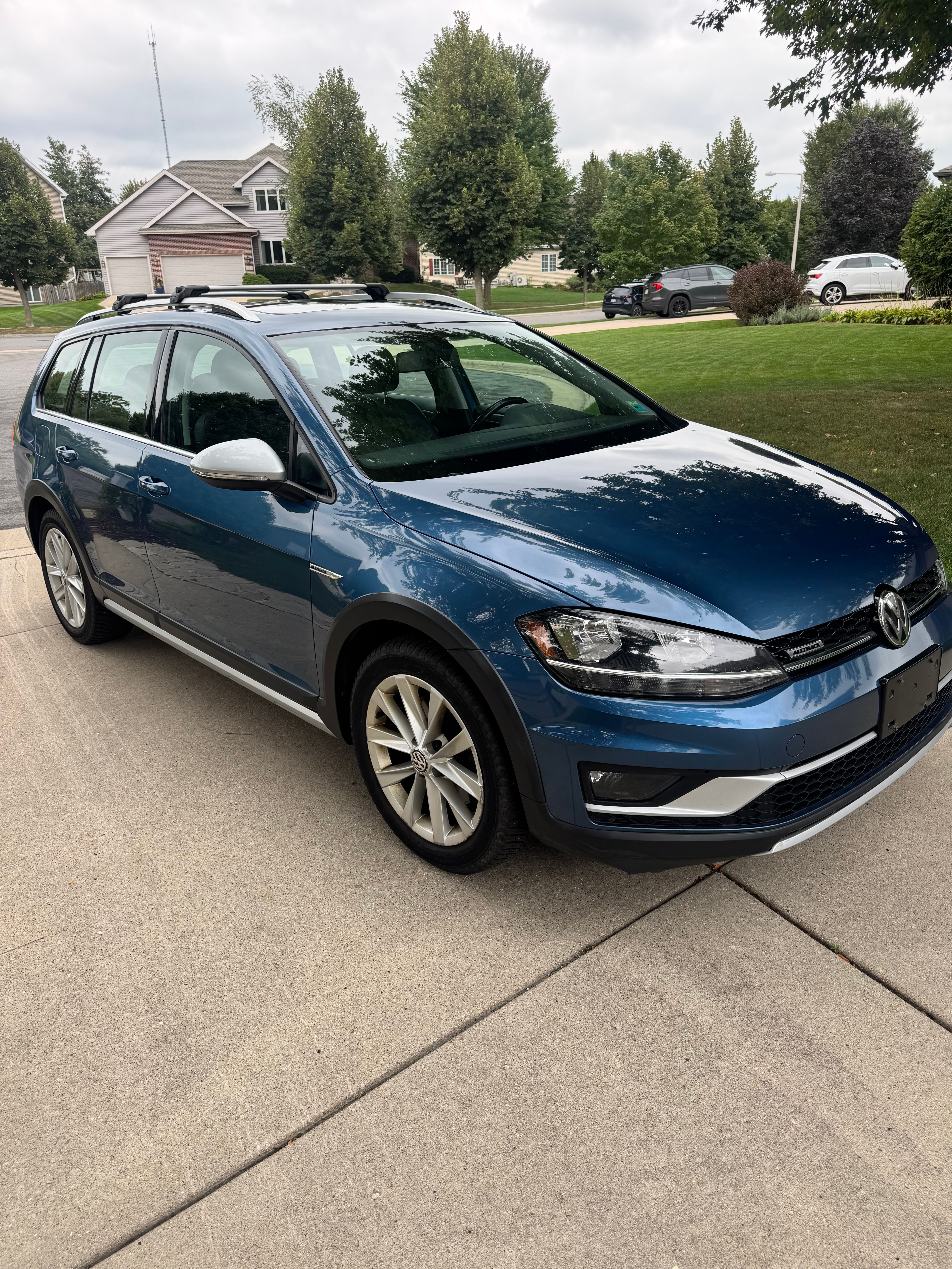 Used 2018 Volkswagen Golf Alltrack SE AWD/4WD image 1