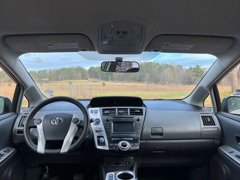 Used 2014 Toyota Prius V Three image 10