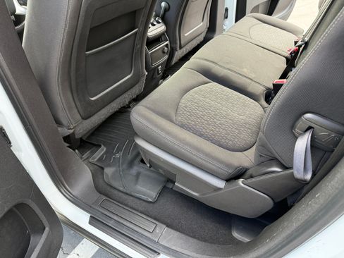 Used 2016 GMC Acadia SLE image 11