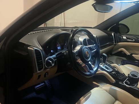 Used 2018 Porsche Cayenne image 2