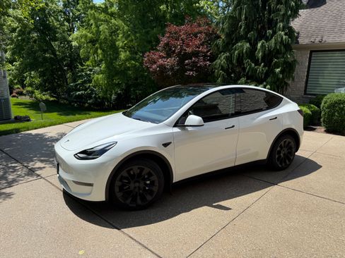 Used 2023 Tesla Model Y Long Range AWD/4WD image 5