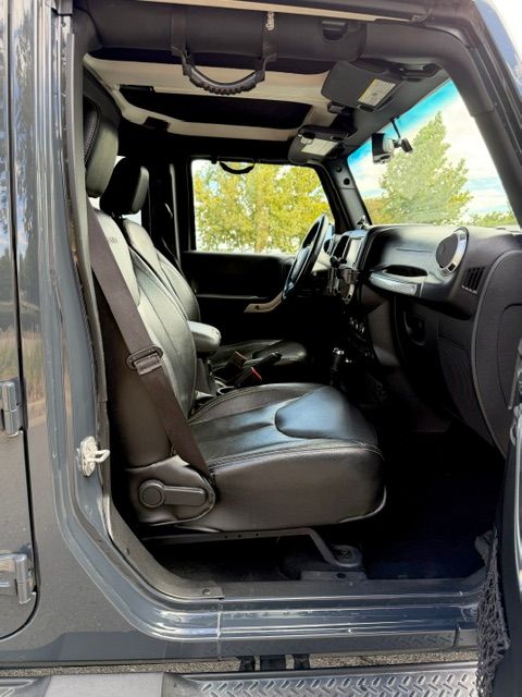 Used 2016 Jeep Wrangler Unlimited Sahara w/ Connectivity Group AWD/4WD image 14