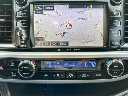 Used 2017 Toyota Highlander Limited Platinum image 25